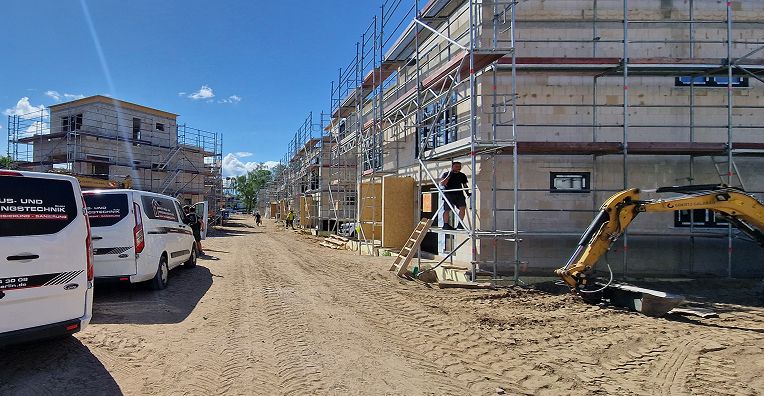 Baustelle mit Firmenfahrzeugen von  Baron Haus- und Versorgungstechnik GmbH